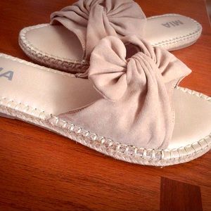 New Mia size 8.5 beige sandals